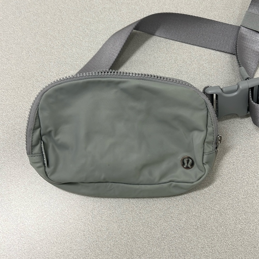 lululemon Everywhere Belt Bag 1L Drop/White